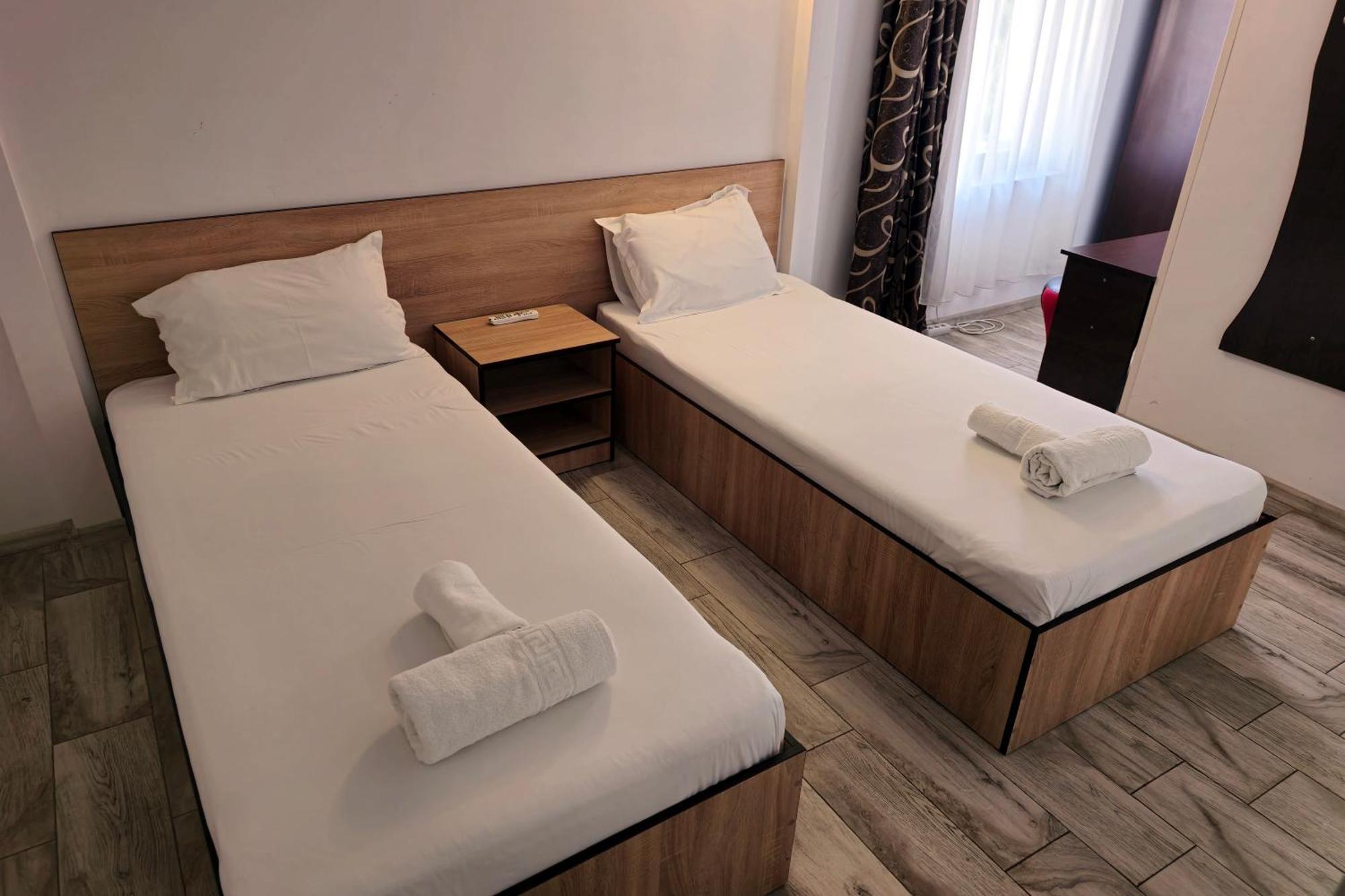 Flamingo Hotel Пітешть Екстер'єр фото