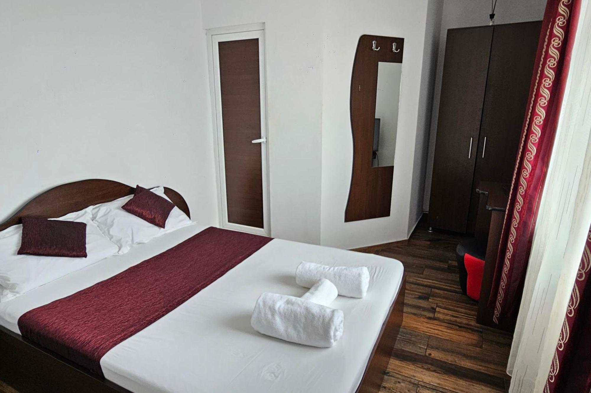 Flamingo Hotel Пітешть Екстер'єр фото